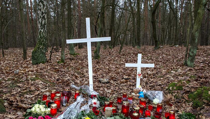 Kreuze, Blumen und Kerzen erinnern in einem Waldstück in Berlin daran, dass hier die tote Schwangere gefunden wurde. Kreuze, Blumen und Kerzen erinnern in einem Waldstück in Berlin daran, dass hier die tote Schwangere gefunden wurde.