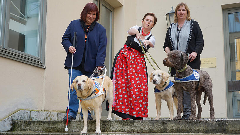 Diese Hunde ermöglichen ihren Frauchen, Teil der Gesellschaft zu sein: Sibylle Brandt (l.) mit Soni, Hedi Menges mit Shacky und Bobby sowie SPD-Sozialpolitikerin Ruth Waldmann vor dem Maximilianeum.
