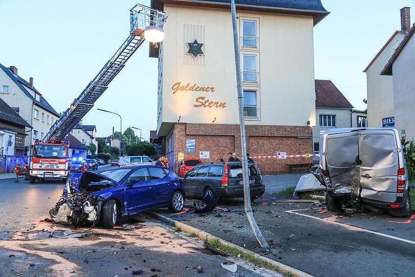 Spektakuläre Szenen im Landkreis Coburg: Ein 19-Jähriger will sich einer Polizeikontrolle entziehen und hinterlässt eine Spur der Verwüstung - die Bilder vom Einsatz.
