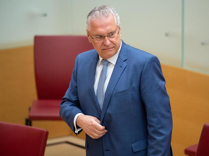 Joachim Herrmann (CSU), Innenminister von Bayern, kommt im bayerischen Landtag zu einer Plenarsitzung. Foto: Sven Hoppe/dpa