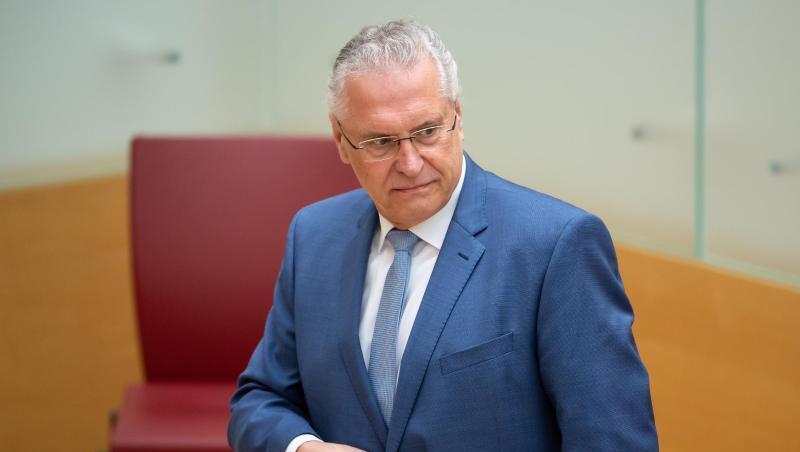 Joachim Herrmann (CSU), Innenminister von Bayern, kommt im bayerischen Landtag zu einer Plenarsitzung. Foto: Sven Hoppe/dpa Joachim Herrmann (CSU), Innenminister von Bayern, kommt im bayerischen Landtag zu einer Plenarsitzung. Foto: Sven Hoppe/dpa