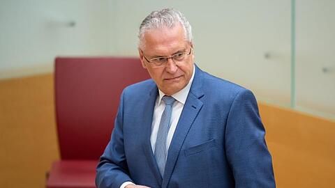 Joachim Herrmann (CSU), Innenminister von Bayern, kommt im bayerischen Landtag zu einer Plenarsitzung. Foto: Sven Hoppe/dpa