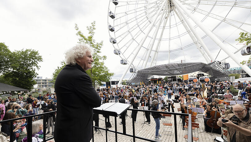 Simon Rattle beim Flashmob des BR-Symphonieorchesters im Werksviertel vor dem Riesenrad.