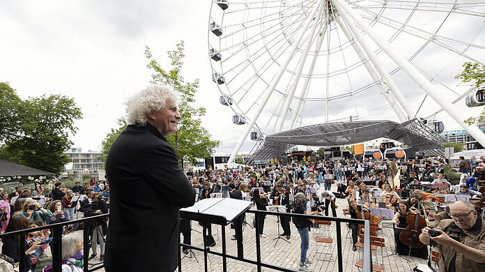Simon Rattle beim Flashmob des BR-Symphonieorchesters im Werksviertel vor dem Riesenrad.