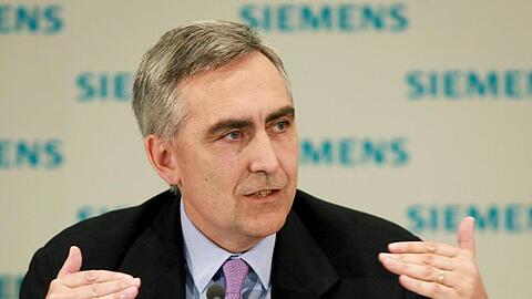 Siemens-Chef Löscher stellt klar, dass vom Stellenabbau vor allem die oberste Managementebene betroffen sein wird. (Archivbild)