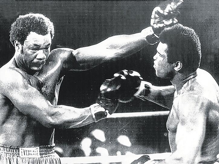 Der Rumble in the Jungle_ Muhammad Ali (r.) knockte sensationell George Foreman aus.
