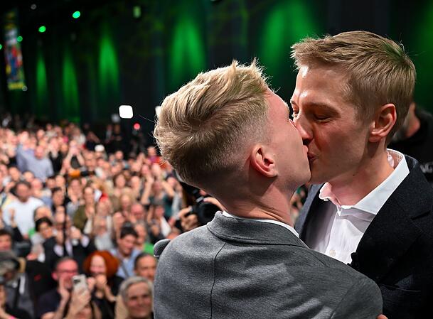 Dominik Krause und sein Freund Sebastian M&uuml;ller stehen bei der Wahlparty der Gr&uuml;nen nach der Stichwahl um das Amt des Oberb&uuml;rgermeisters auf der B&uuml;hne.