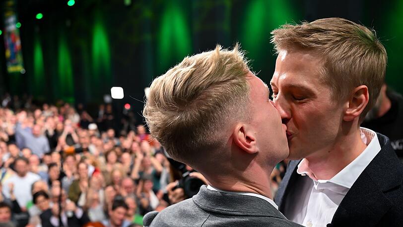 "Er ist eine gro&szlig;e St&uuml;tze&ldquo;, sagt der neugew&auml;hlte OB Dominik Krause (l.) &uuml;ber seinen Verlobten Sebastian M&uuml;ller (r.). Krause wird der erste offen schwule Oberb&uuml;rgermeister.