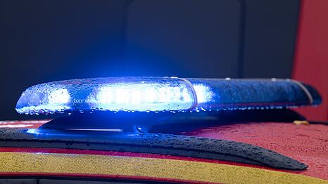 Die Feuerwehr l&ouml;scht einen Brand an einer Stromleitung nach einem Stromausfall in Lochhausen. (Symbolbild)