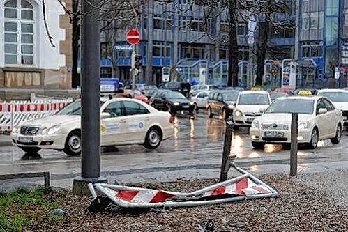 Der Lichtmast steht noch, nur die Warnbake sieht seit dem Unfall ziemlich lädiert aus.
