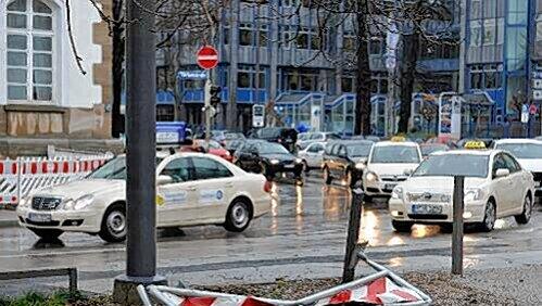 Der Lichtmast steht noch, nur die Warnbake sieht seit dem Unfall ziemlich lädiert aus. Der Lichtmast steht noch, nur die Warnbake sieht seit dem Unfall ziemlich lädiert aus.