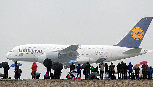 Trotz Schmuddelwetter wollten die Münchner den A380 sehen Trotz Schmuddelwetter wollten die Münchner den A380 sehen