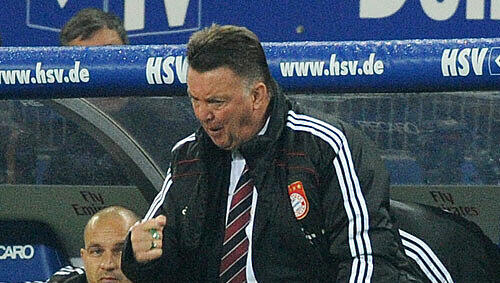 Gestikuliert wild am Spielfeldrand bei der 0:0-Partie gegen den HSV: Bayern-Coach Louis van Gaal Gestikuliert wild am Spielfeldrand bei der 0:0-Partie gegen den HSV: Bayern-Coach Louis van Gaal