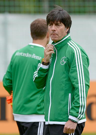 Konzentration in Danzig: Beim Training der Nationalelf zwei Tage vor dem EM-Auftaktspiel stehen mit Lahm und Khedira wieder alle 23 Spieler auf dem Platz.