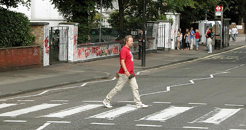 Abbey Road: Titel des 11. Albums der legendären Beatles, das 1969 veröffentlicht wurde. In der Londoner Abbey Road wurde das Werk aufgenommen. Auf dem Cover ist die Band zu sehen, wie sie über einen Zebrastreifen geht, seit 2010 ist der Fußgängerüberweg unter Denkmalschutz gestellt.