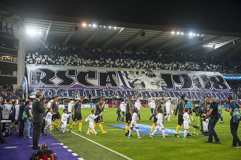21 000 Zuschauern waren im Stade Constant Vanden Stock. Zur Begrüßung gab's von den belgischen Fans eine Choreo.