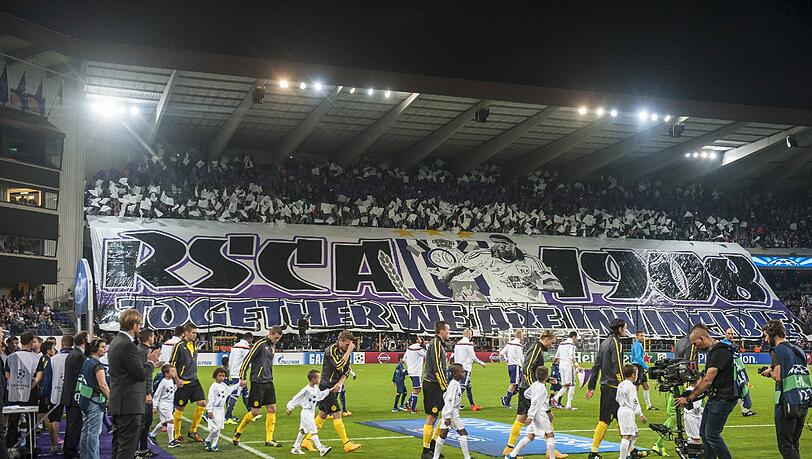 21 000 Zuschauern waren im Stade Constant Vanden Stock. Zur Begrüßung gab's von den belgischen Fans eine Choreo. 21 000 Zuschauern waren im Stade Constant Vanden Stock. Zur Begrüßung gab's von den belgischen Fans eine Choreo.