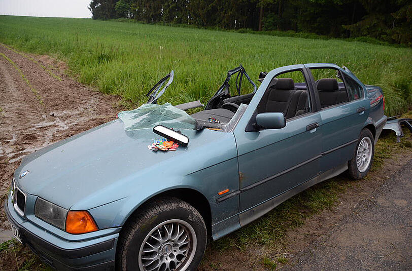 Drei Jugendliche kommen am Sonntagabend mit ihrem BMW in einem Waldstück von der Straße ab und überschlagen sich. Die Bilder vom Unfallort.