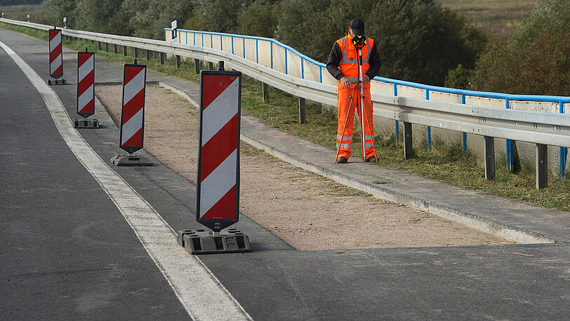 Die A20 sackt ins Moor ab.