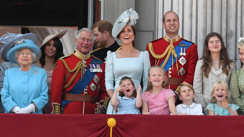 Die Königsfamilie beobachtet die Flieger der Royal Air Force.
