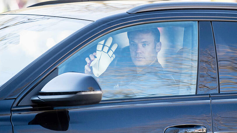 Gruß mit Torwarthandschuh: Manuel Neuer.