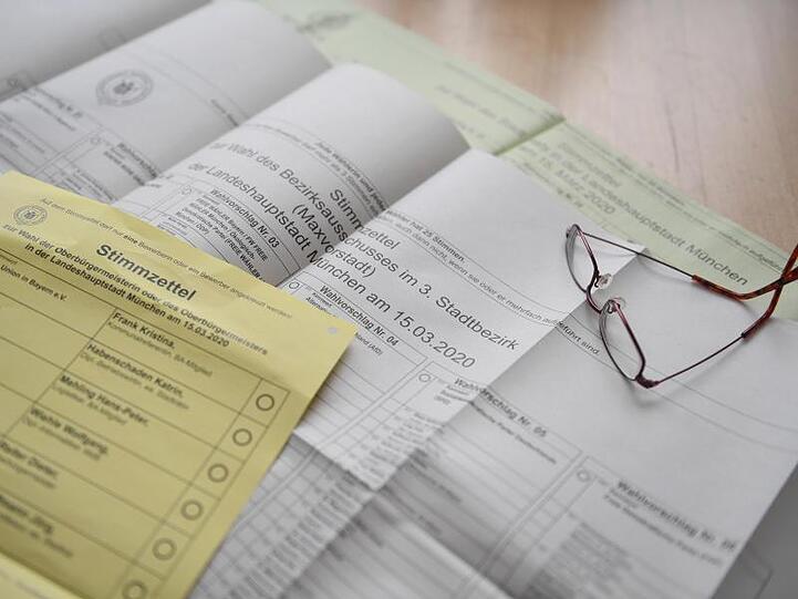 Am Küchentisch einer Wohnung liegen die Briefwahlunterlagen für die Kommunalwahl 2020 in München. Foto: Felix Hörhager/dpa/Archivbild
