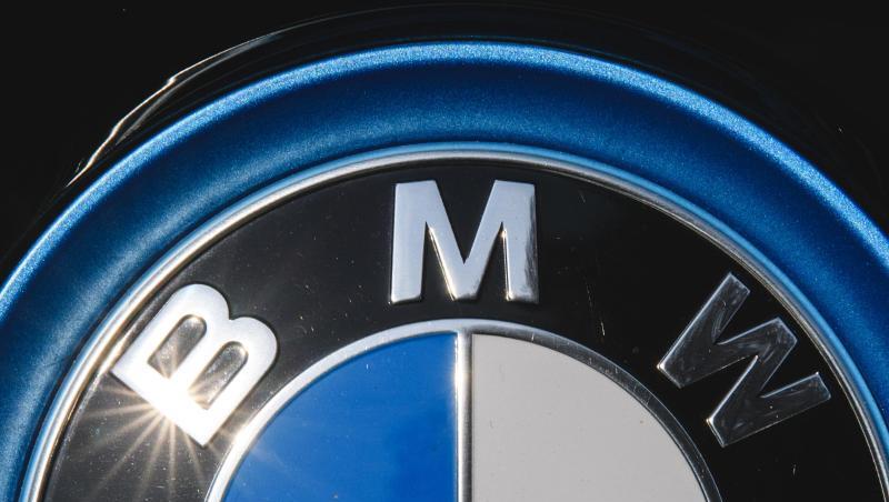 Die Sonne spiegelt sich in einem Logo des Autoherstellers BMW. Foto: Sebastian Gollnow/dpa/Archivbild Die Sonne spiegelt sich in einem Logo des Autoherstellers BMW. Foto: Sebastian Gollnow/dpa/Archivbild