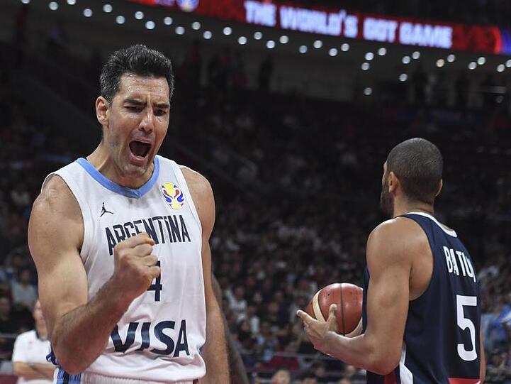 Superstar Luis Scola (l) gewann mit Argentinien gegen Frankreich.