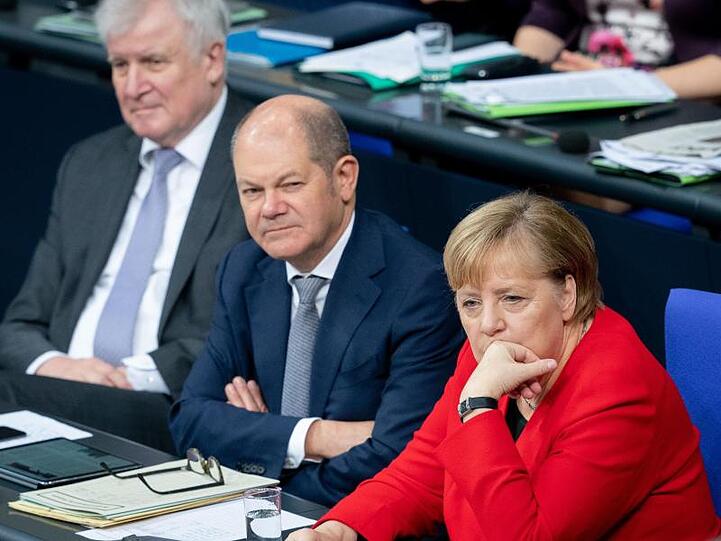 Innenminister Horst Seehofer (l), Finanzminister Olaf Scholz und Bundeskanzlerin Angela Merkel während der Generaldebatte.