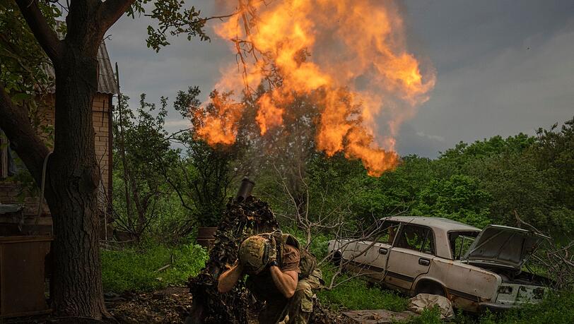 Ein ukrainischer Soldat feuert am 28.05.2023 an der Frontlinie nahe Bachmut einen Granatenwerfer auf russische Stellungen. Ein ukrainischer Soldat feuert am 28.05.2023 an der Frontlinie nahe Bachmut einen Granatenwerfer auf russische Stellungen.