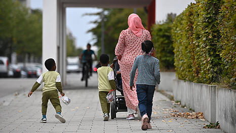 Das Münchner Rathaus will sparen - und das betrifft auch Hilfen für Geflüchtete.
