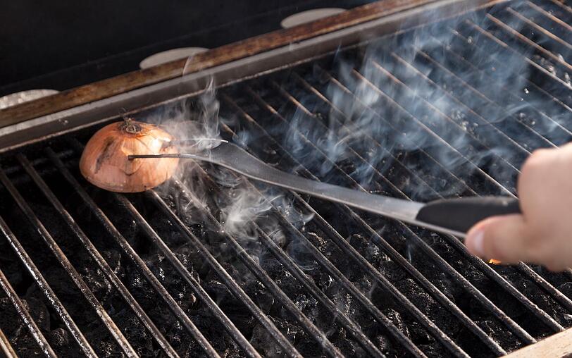 Es geht auch auf ganz natürliche Weise: Greifen Sie statt zu chemischen Mitteln zu einer halbierten rohen Zwiebel. Spießen Sie diese auf die Grillgabel und schrubben damit den Grillrost ab. Optisch ist zwar kein Glanzwunder zu erwarten, doch der Saft der Zwiebel sorgt nicht nur für die Reinigung, sondern desinfiziert auch noch. Es geht auch auf ganz natürliche Weise: Greifen Sie statt zu chemischen Mitteln zu einer halbierten rohen Zwiebel. Spießen Sie diese auf die Grillgabel und schrubben damit den Grillrost ab. Optisch ist zwar kein Glanzwunder zu erwarten, doch der Saft der Zwiebel sorgt nicht nur für die Reinigung, sondern desinfiziert auch noch.