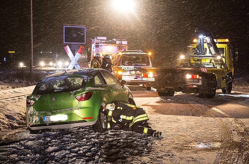 Bilder vom Verkehrsunfall auf der B304 bei Matzing, bei dem sich ein Auto überschlagen hat.