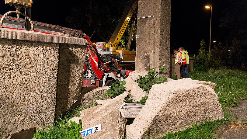 Der 20-Jährige stirbt wenig später an seinen schweren Verletzungen.