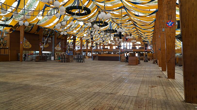 Bereits am Tag nach dem Wiesn-Kehraus haben die Abbau- und Aufräumarbeiten auf dem Oktoberfestgelände begonnen.
