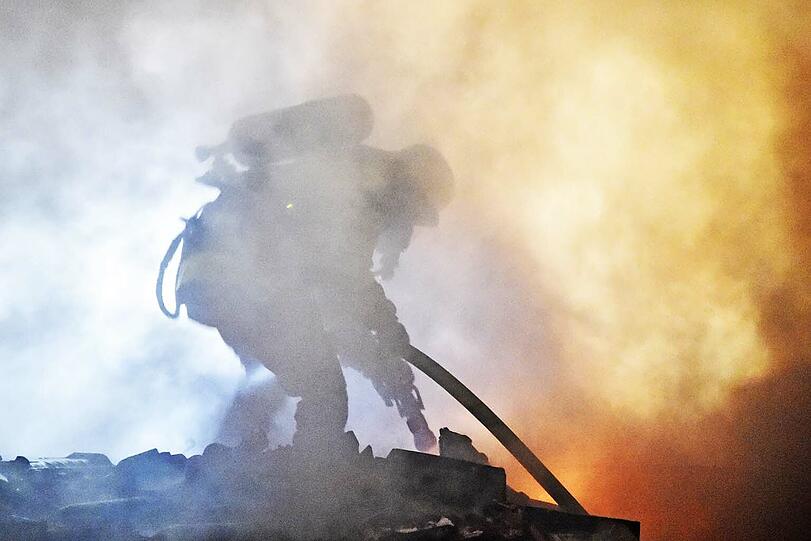 Der Holzschuppen stand komplett in Flammen. Die Bilder vom Einsatz!