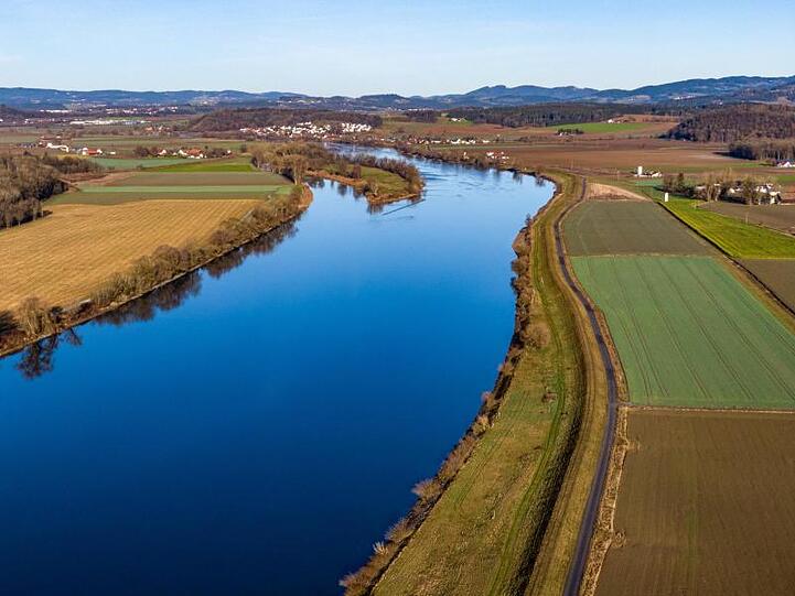 Die Donau fließt am Rande des Bayerischen Waldes durch Niederbayern. Foto: Armin Weigel/dpa/Archivbild