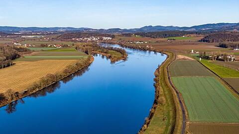 Die Donau fließt am Rande des Bayerischen Waldes durch Niederbayern. Foto: Armin Weigel/dpa/Archivbild