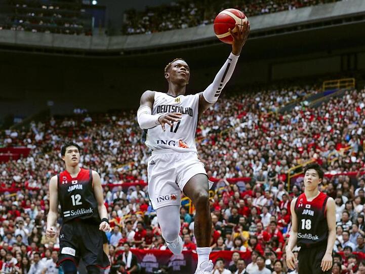 Sieht die Niederlage gegen Japan positiv: Basketball-Star Dennis Schröder (M).