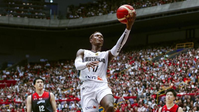 Sieht die Niederlage gegen Japan positiv: Basketball-Star Dennis Schröder (M). Sieht die Niederlage gegen Japan positiv: Basketball-Star Dennis Schröder (M).