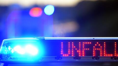Auf einem Polizeifahrzeug warnt eine Leuchtschrift vor einem Unfall. Foto: Stefan Puchner/Archivbild