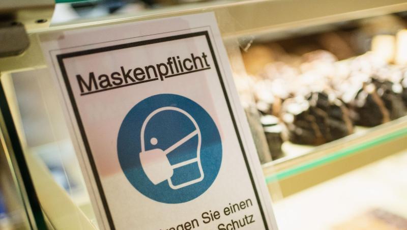 Immer wieder muss die Polizei uneinsichtige Bürger auf die Maskenpflicht hinweisen (Symbolbild).