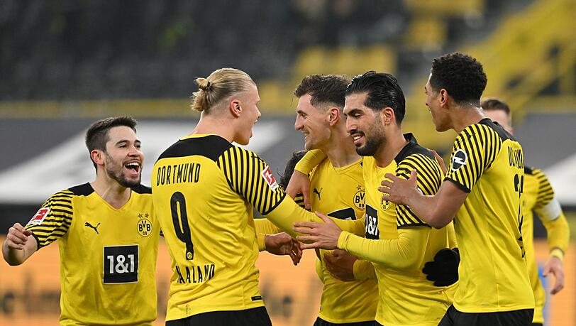 Dortmunds Torschütze Thomas Meunier (3.v.r) jubelt mit seinem Team über das 2:0.
