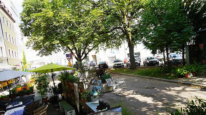 Der Holzplatz ist noch vielfältiger geworden: Neben der Gastronomie gibt es nun noch weitere Sitzmöglichkeiten.