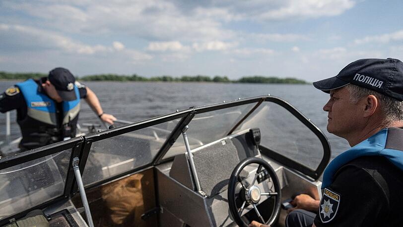Polizisten bei der Patrouille im Bereich des Kachowka-Stausees am Fluss Dnipro.