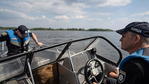 Polizisten bei der Patrouille im Bereich des Kachowka-Stausees am Fluss Dnipro.