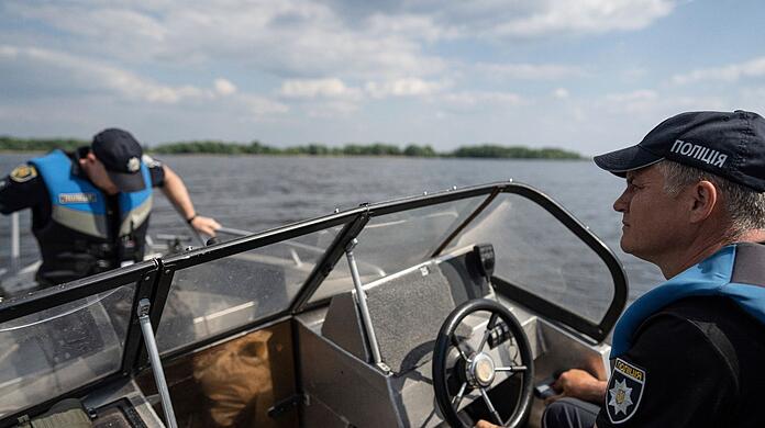 Polizisten bei der Patrouille im Bereich des Kachowka-Stausees am Fluss Dnipro.