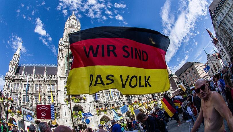 Anhänger der AfD und andere am Tag der Deutschen Einheit auf dem Marienplatz.