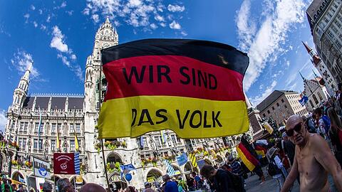 Anhänger der AfD und andere am Tag der Deutschen Einheit auf dem Marienplatz.