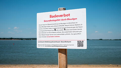 Badeverbot am Altmühlsee: wegen Blaualgen. Viele Touristen schreckt das ab.